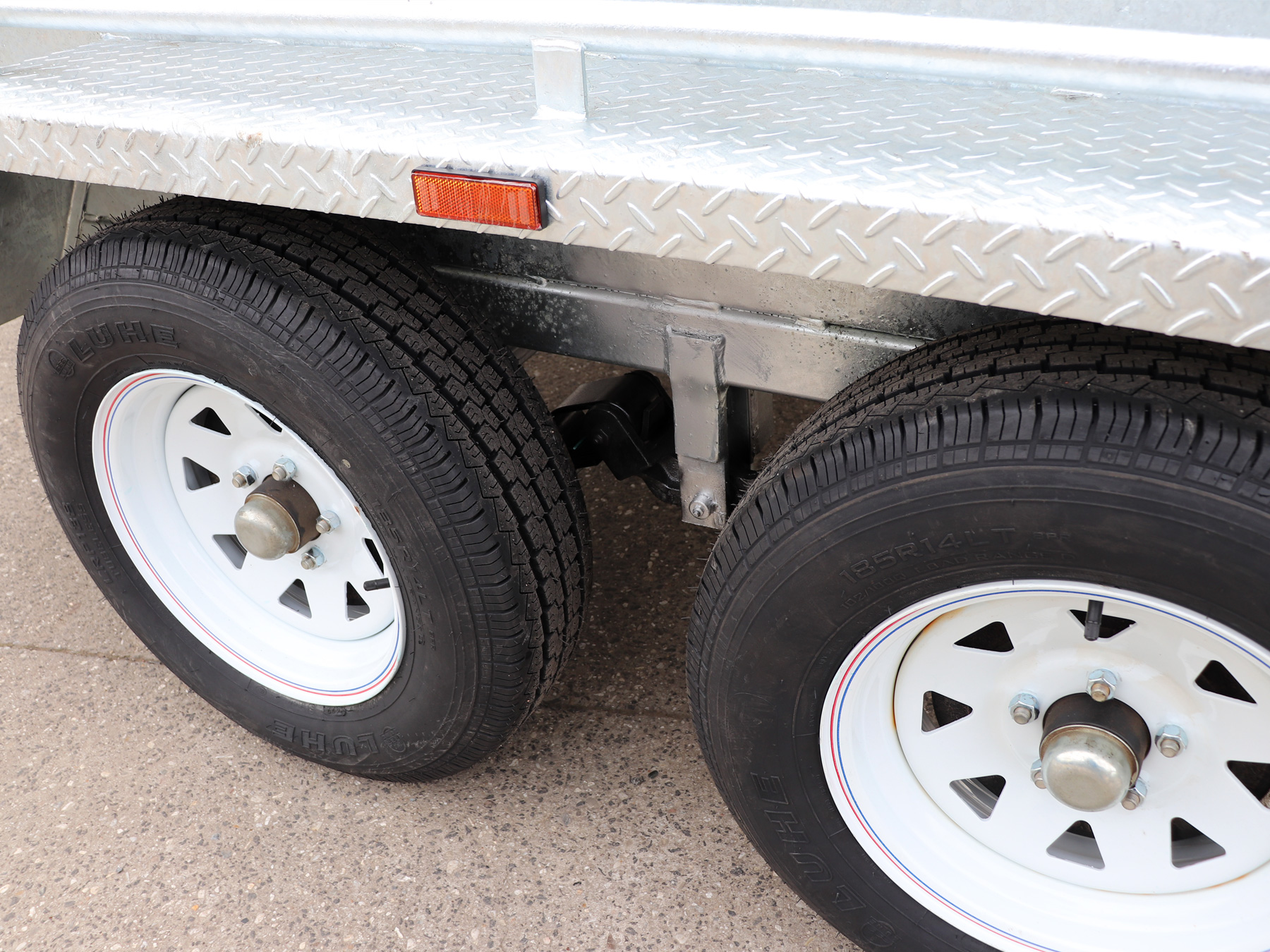 Light Truck Tyres with Rocker Roller Suspension on Tandem Box Trailer