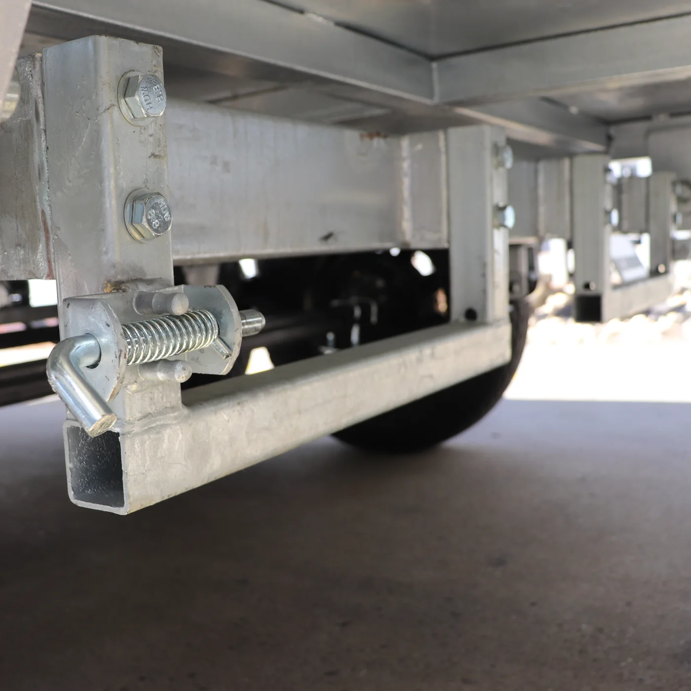 Secure Latch for Slide Under Ramps in Hydraulic Tipper Trailer